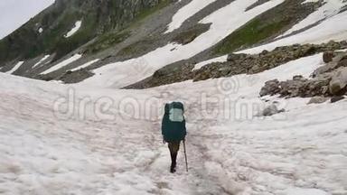 带着徒步旅行背包的游客来到卡夫卡兹地区的<strong>大雪山</strong>